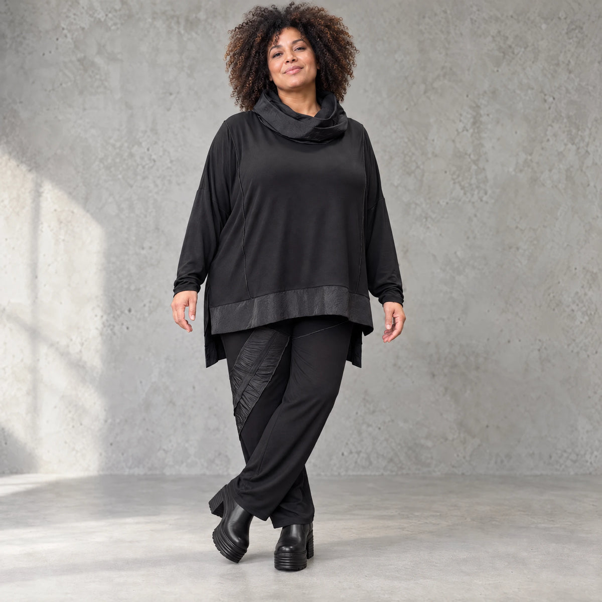 Rollkragenshirt aus weichem Viskosejersey mit Elasthan im Vokuhilaschnitt Basicteil
