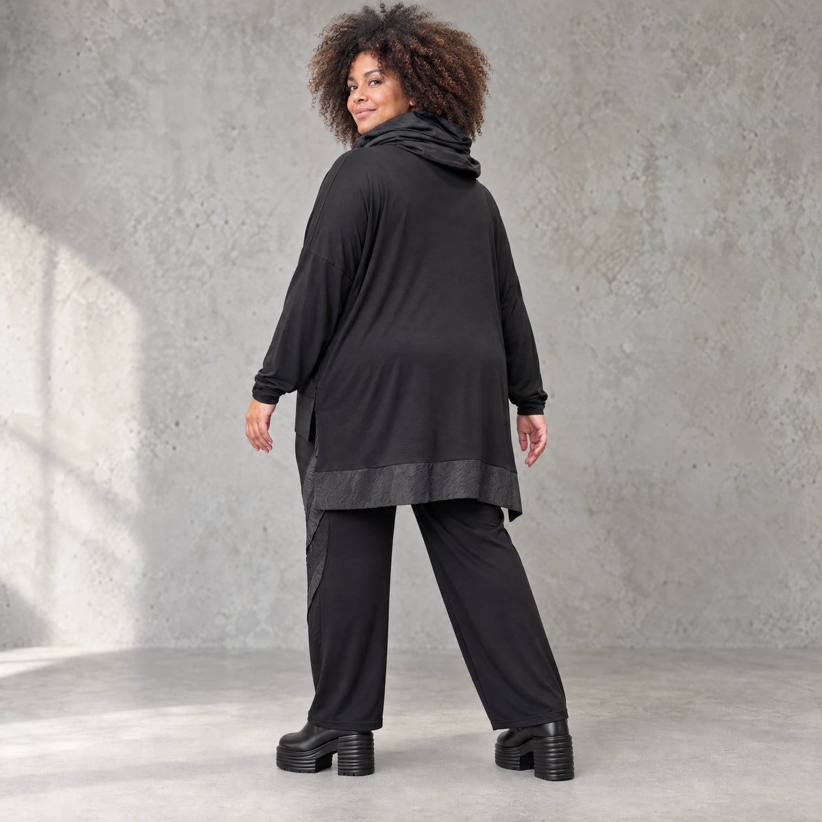 Rollkragenshirt aus weichem Viskosejersey mit Elasthan im Vokuhilaschnitt Basicteil