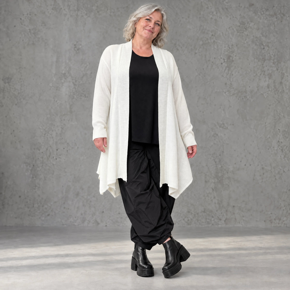 Creme Strickcardigan aus Baumwolle mit Stehkragen Taschen und A-Linie in Glockenform