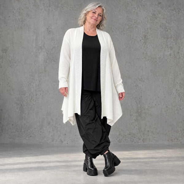 Creme Strickcardigan aus Baumwolle mit Stehkragen Taschen und A-Linie in Glockenform