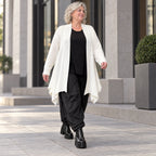 Creme Strickcardigan aus Baumwolle mit Stehkragen Taschen und A-Linie in Glockenform