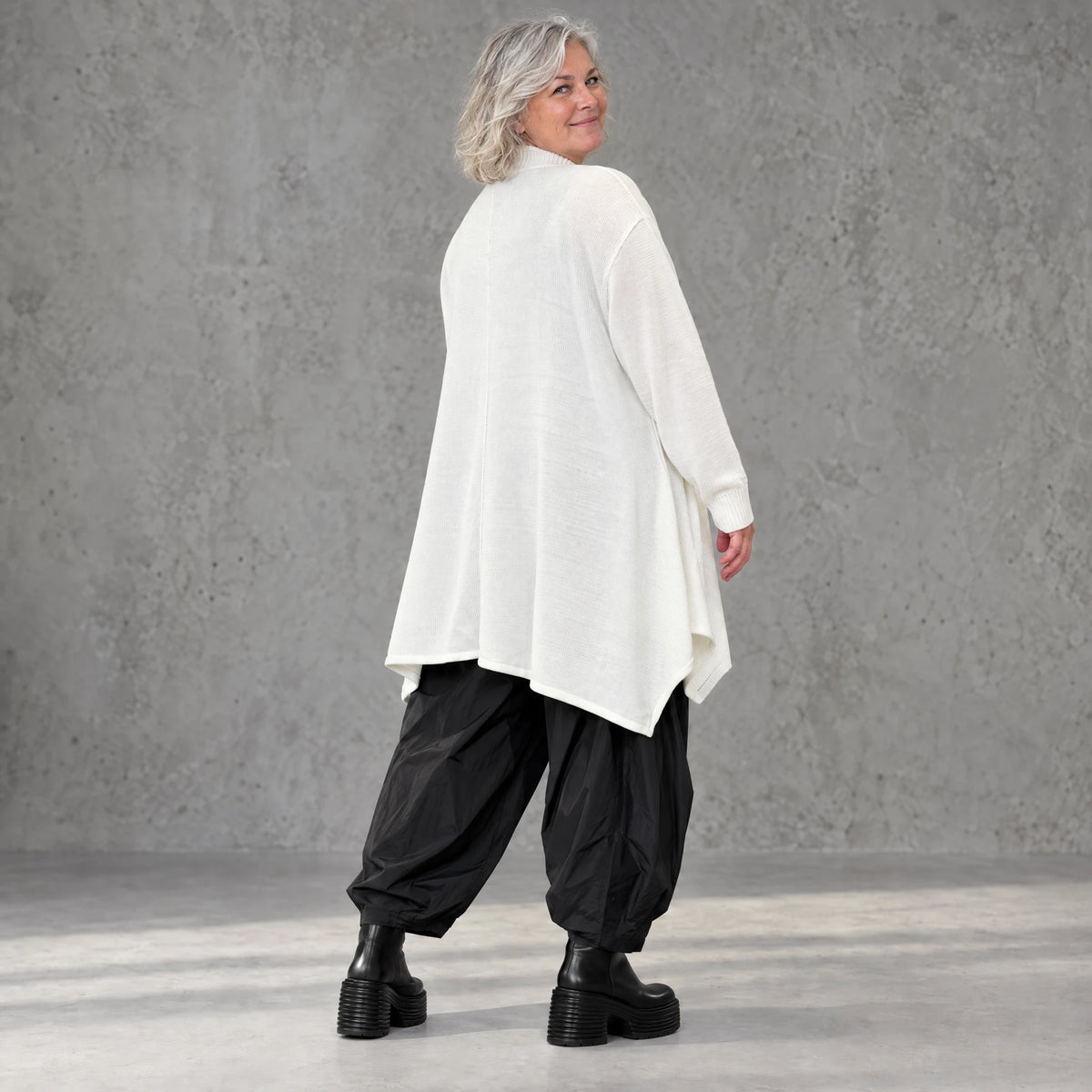 Creme Strickcardigan aus Baumwolle mit Stehkragen Taschen und A-Linie in Glockenform