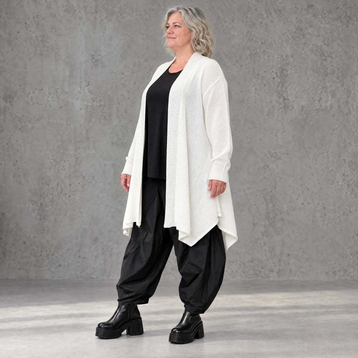 Creme Strickcardigan aus Baumwolle mit Stehkragen Taschen und A-Linie in Glockenform