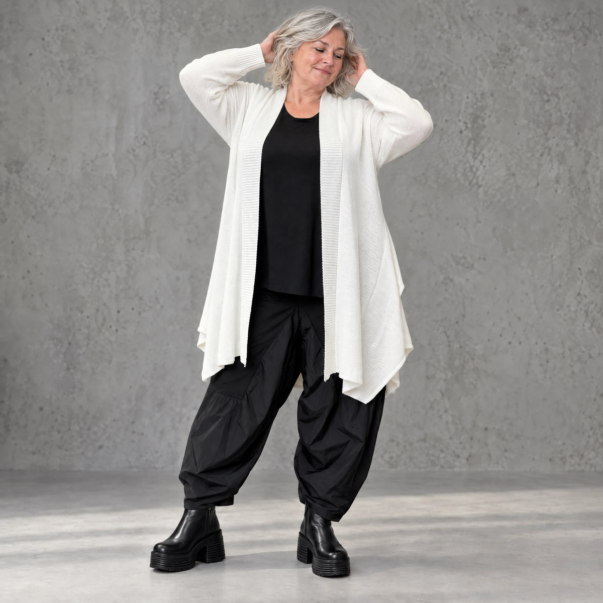 Creme Strickcardigan aus Baumwolle mit Stehkragen Taschen und A-Linie in Glockenform