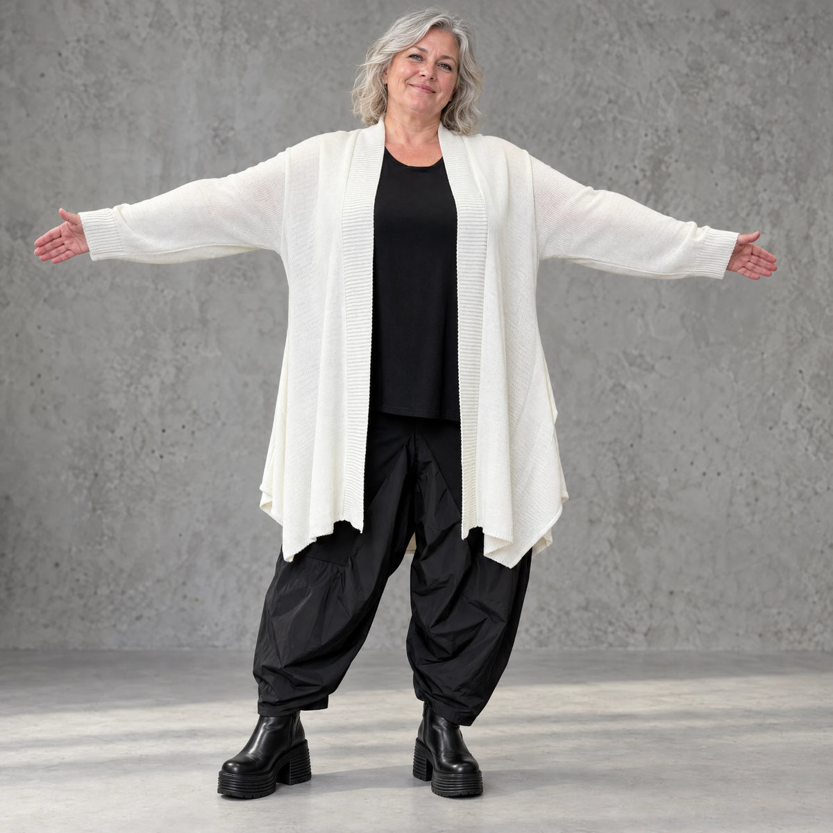 Creme Strickcardigan aus Baumwolle mit Stehkragen Taschen und A-Linie in Glockenform