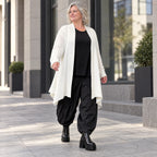 Creme Strickcardigan aus Baumwolle mit Stehkragen Taschen und A-Linie in Glockenform