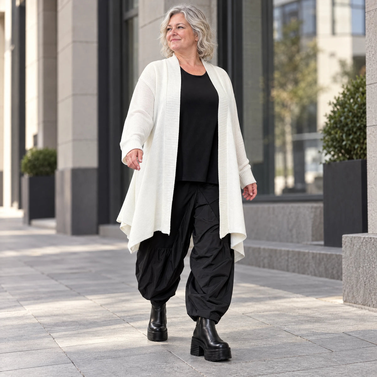 Creme Strickcardigan aus Baumwolle mit Stehkragen Taschen und A-Linie in Glockenform