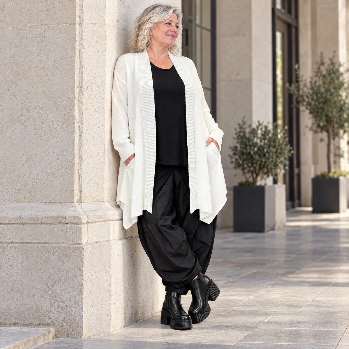 Creme Strickcardigan aus Baumwolle mit Stehkragen Taschen und A-Linie in Glockenform