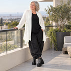 Creme Strickcardigan aus Baumwolle mit Stehkragen Taschen und A-Linie in Glockenform
