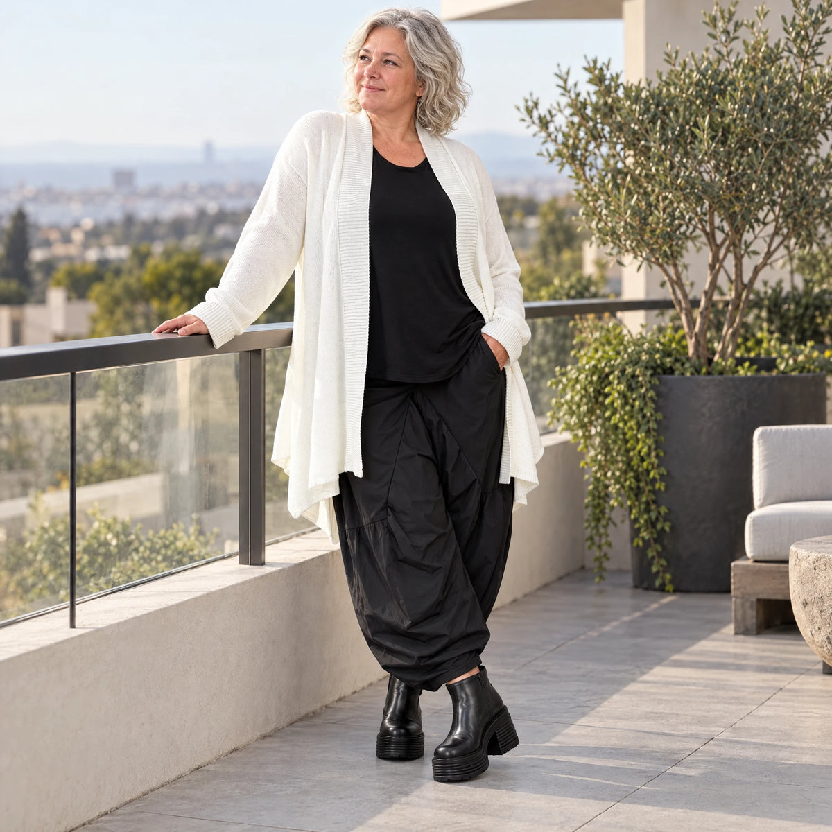 Creme Strickcardigan aus Baumwolle mit Stehkragen Taschen und A-Linie in Glockenform
