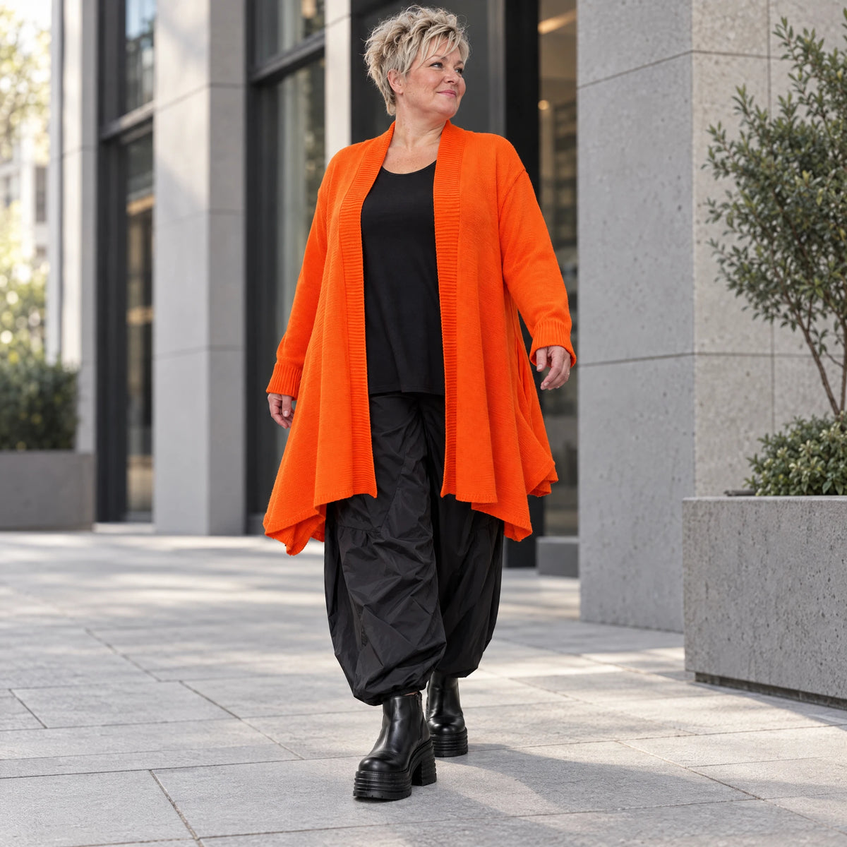 Oranger Baumwollcardigan in A-Linie mit leichter Glockenform aus weichem Feinstrick