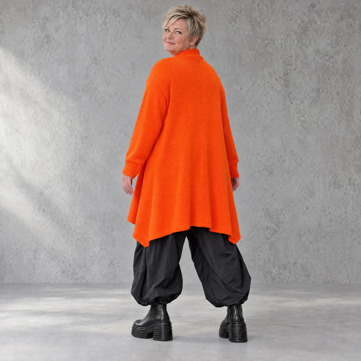 Oranger Baumwollcardigan in A-Linie mit leichter Glockenform aus weichem Feinstrick