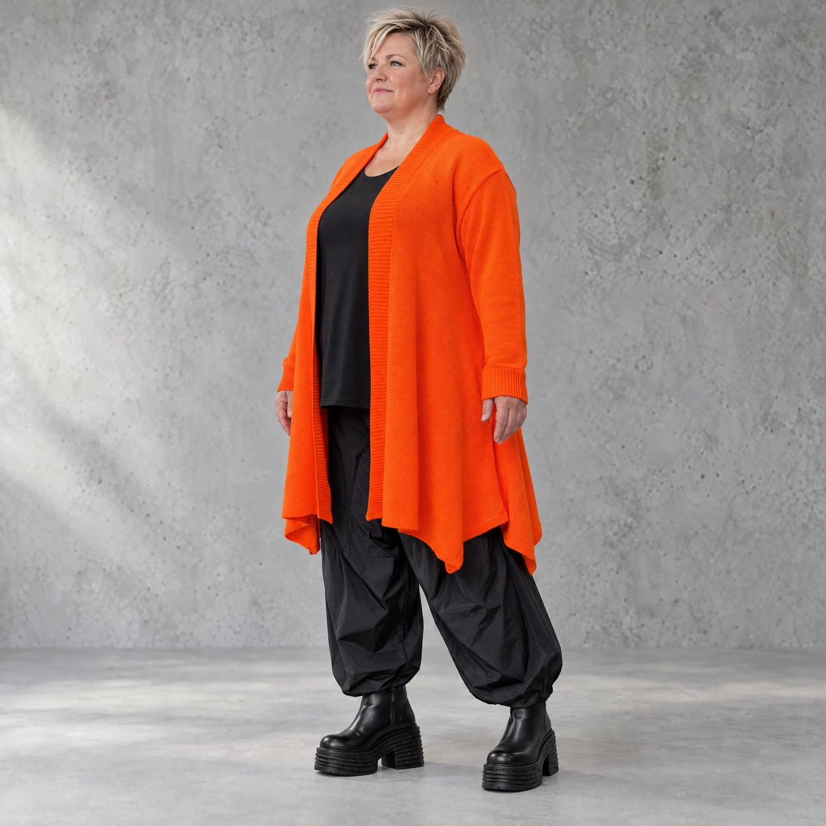 Oranger Baumwollcardigan in A-Linie mit leichter Glockenform aus weichem Feinstrick