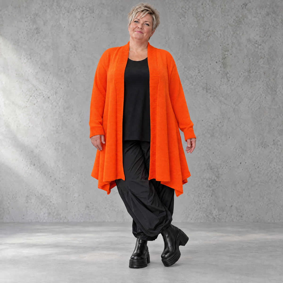 Oranger Baumwollcardigan in A-Linie mit leichter Glockenform aus weichem Feinstrick