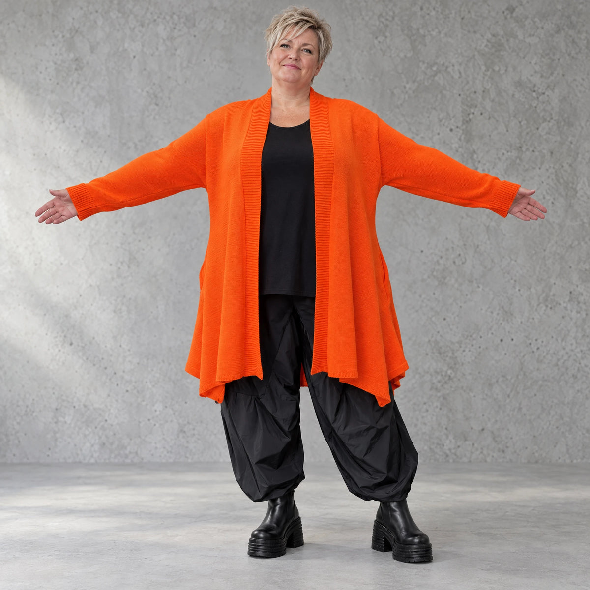 Oranger Baumwollcardigan in A-Linie mit leichter Glockenform aus weichem Feinstrick