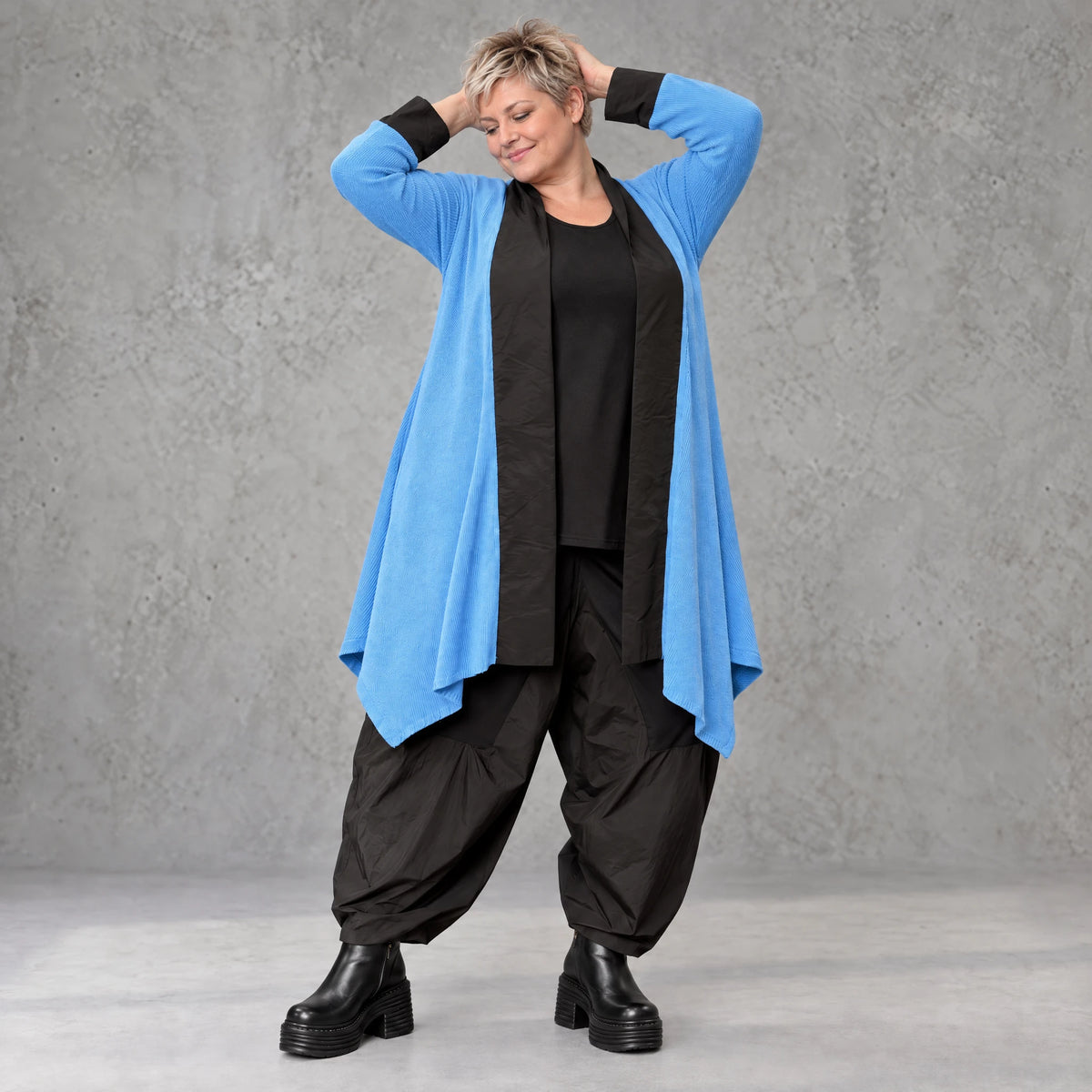 Blauer Baumwollstrick Cardigan in A-Linie mit Memorytaft und leichter Glockenform