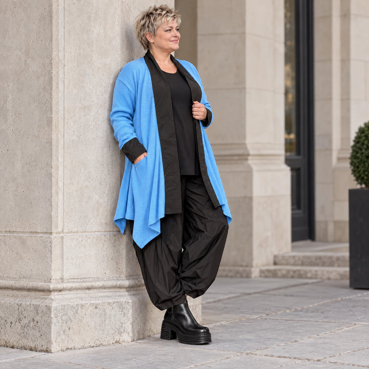 Blauer Baumwollstrick Cardigan in A-Linie mit Memorytaft und leichter Glockenform