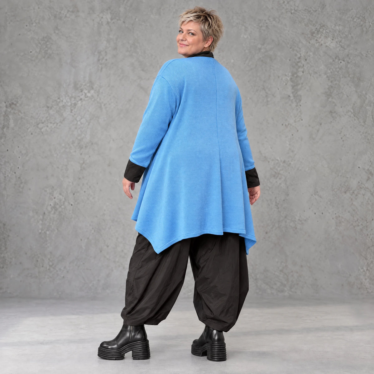 Blauer Baumwollstrick Cardigan in A-Linie mit Memorytaft und leichter Glockenform