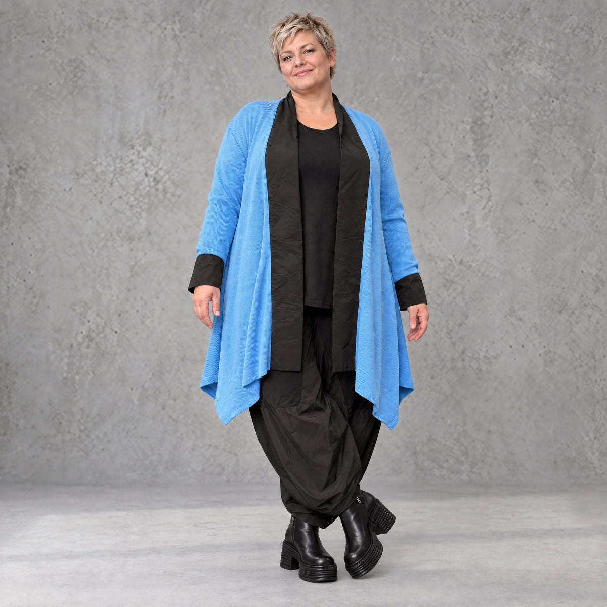 Blauer Baumwollstrick Cardigan in A-Linie mit Memorytaft und leichter Glockenform