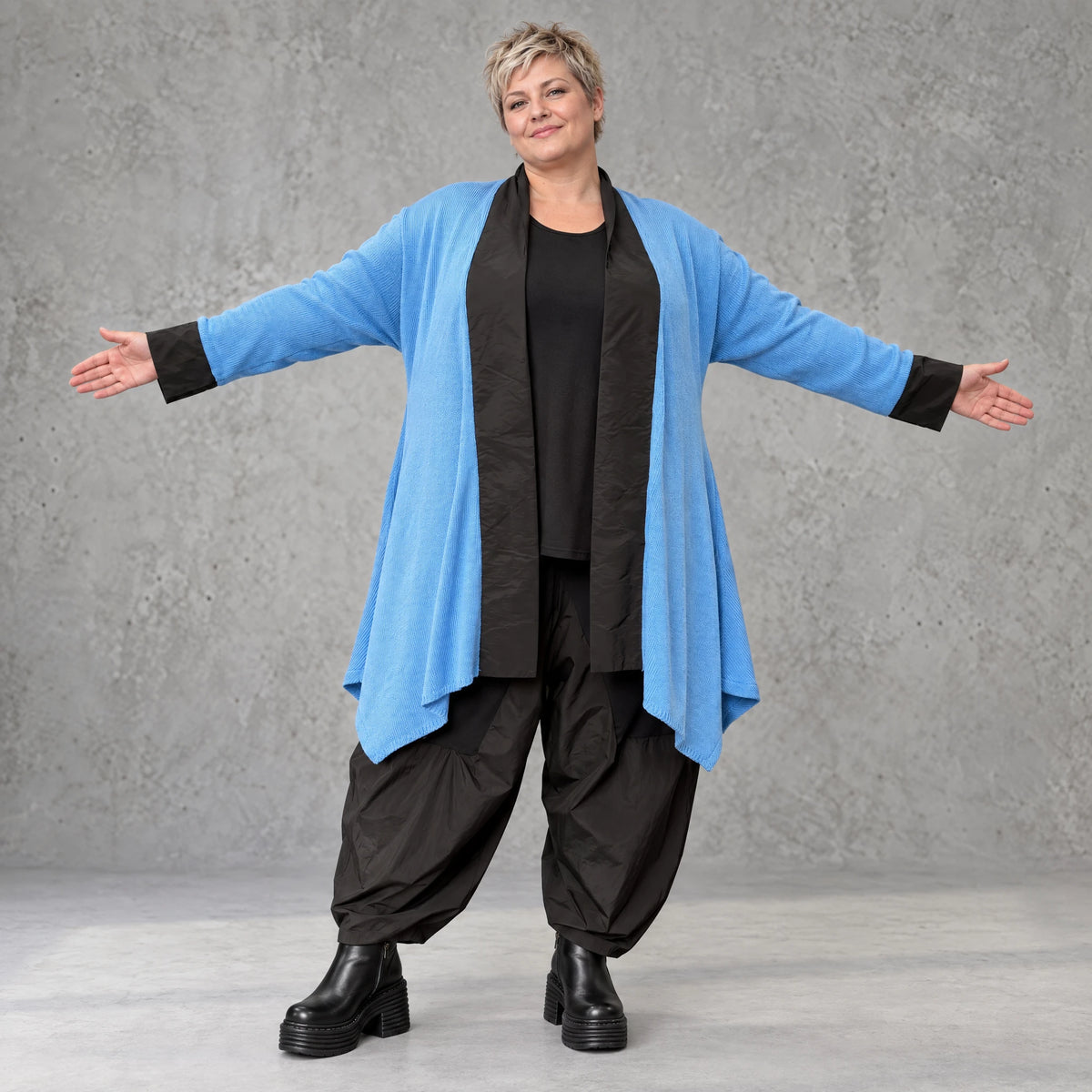 Blauer Baumwollstrick Cardigan in A-Linie mit Memorytaft und leichter Glockenform