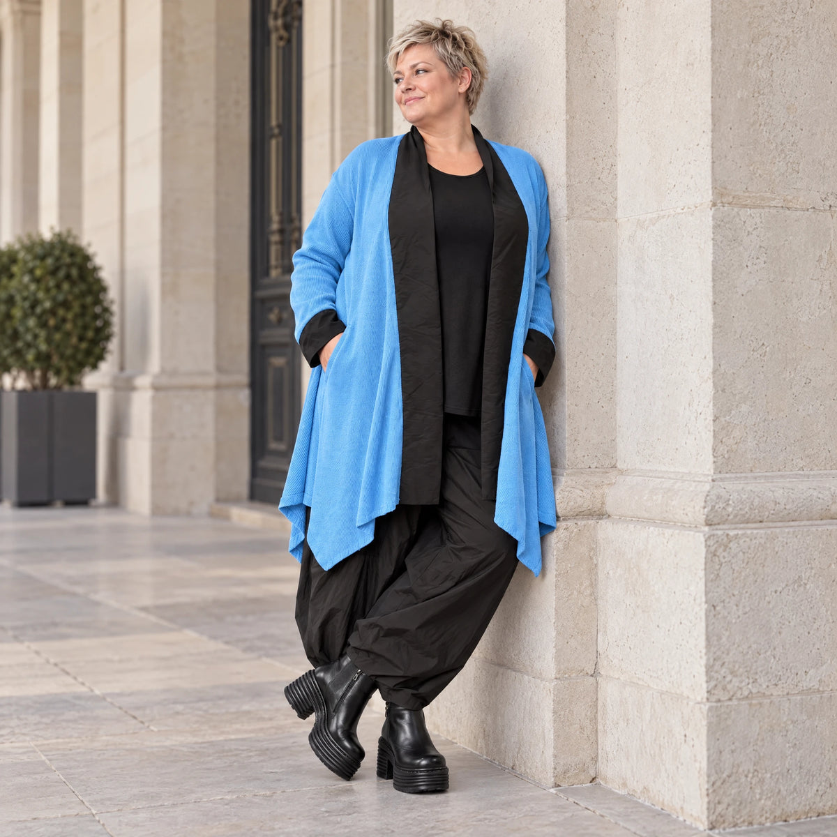 Blauer Baumwollstrick Cardigan in A-Linie mit Memorytaft und leichter Glockenform