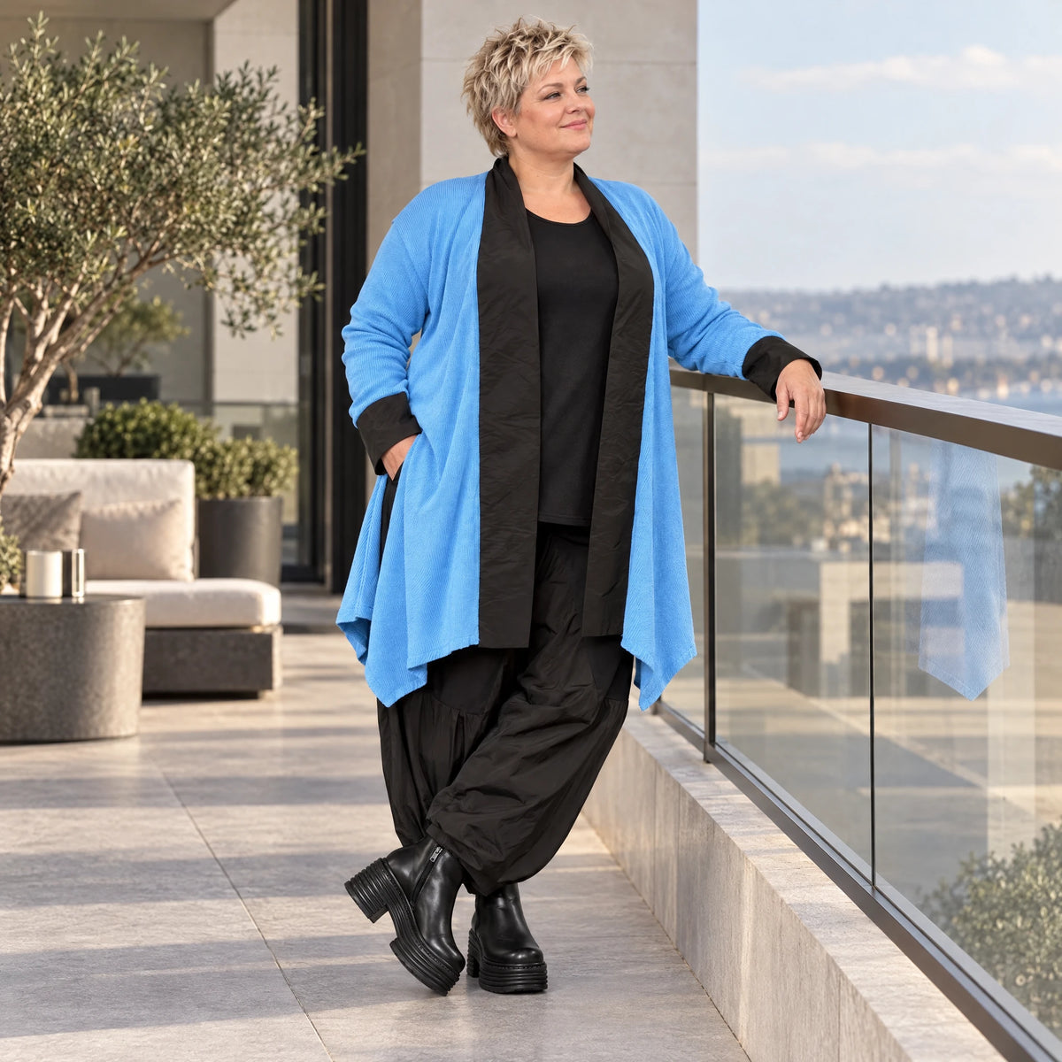 Blauer Baumwollstrick Cardigan in A-Linie mit Memorytaft und leichter Glockenform