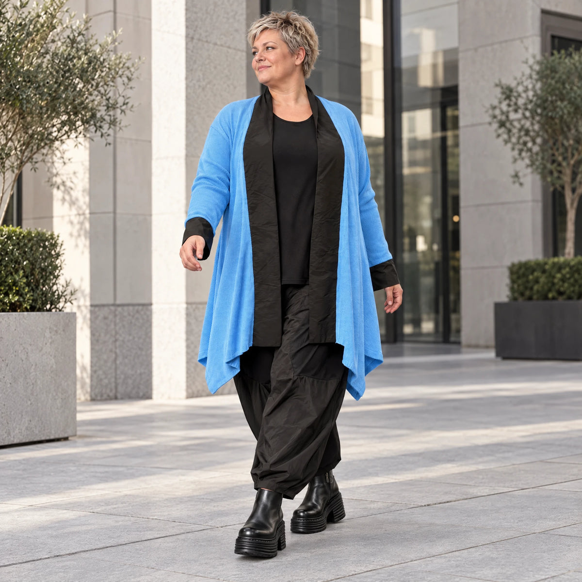 Blauer Baumwollstrick Cardigan in A-Linie mit Memorytaft und leichter Glockenform