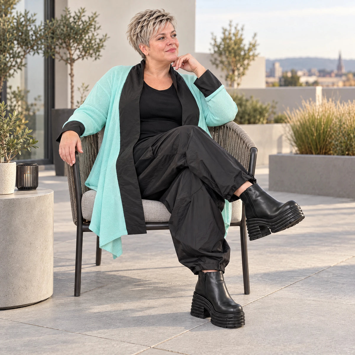 Strickcardigan aus reiner Baumwolle in Glockenform mit Stehkragen und Seitentaschen