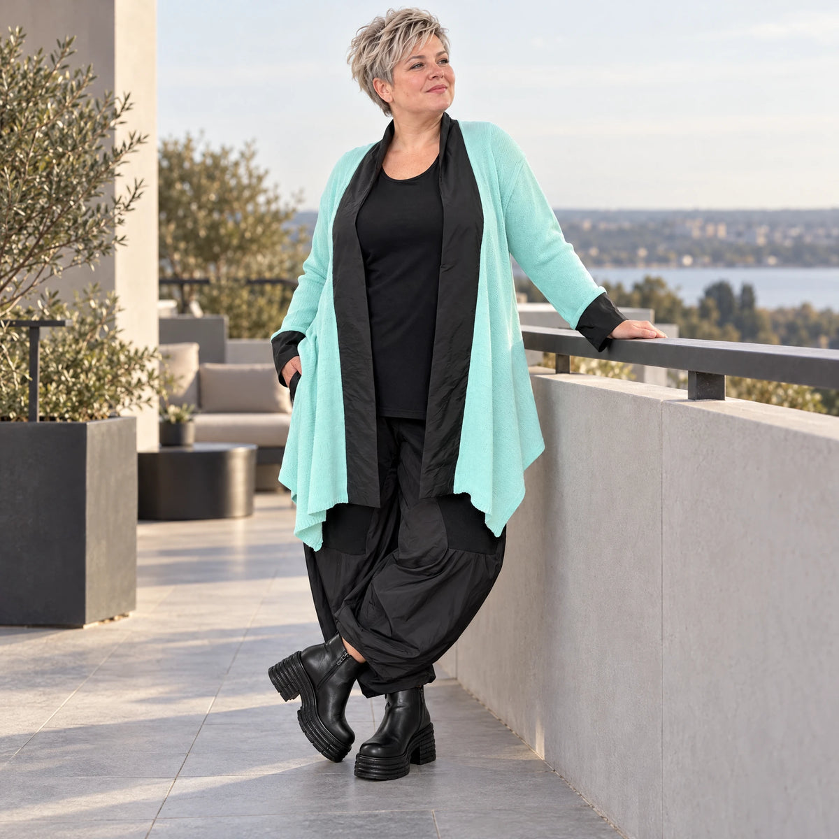 Strickcardigan aus reiner Baumwolle in Glockenform mit Stehkragen und Seitentaschen