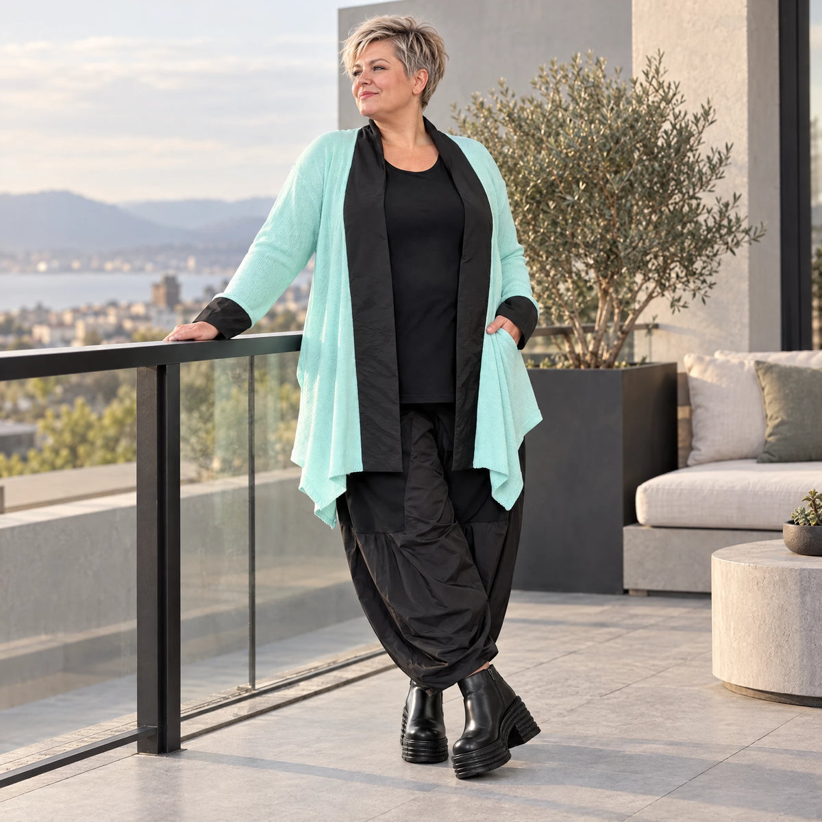 Strickcardigan aus reiner Baumwolle in Glockenform mit Stehkragen und Seitentaschen