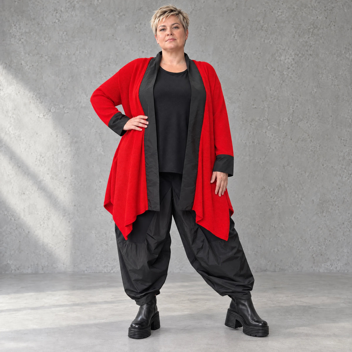 Roter Baumwollcardigan in Glockenform mit Stehkragen ohne Verschluss weich und winterlich