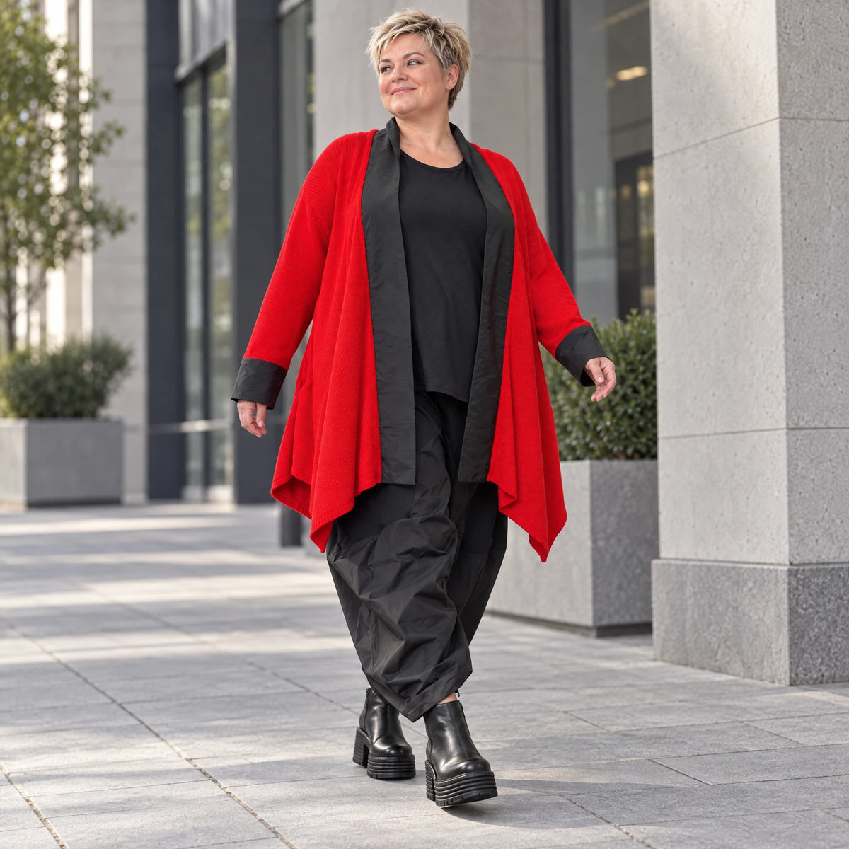 Roter Baumwollcardigan in Glockenform mit Stehkragen ohne Verschluss weich und winterlich