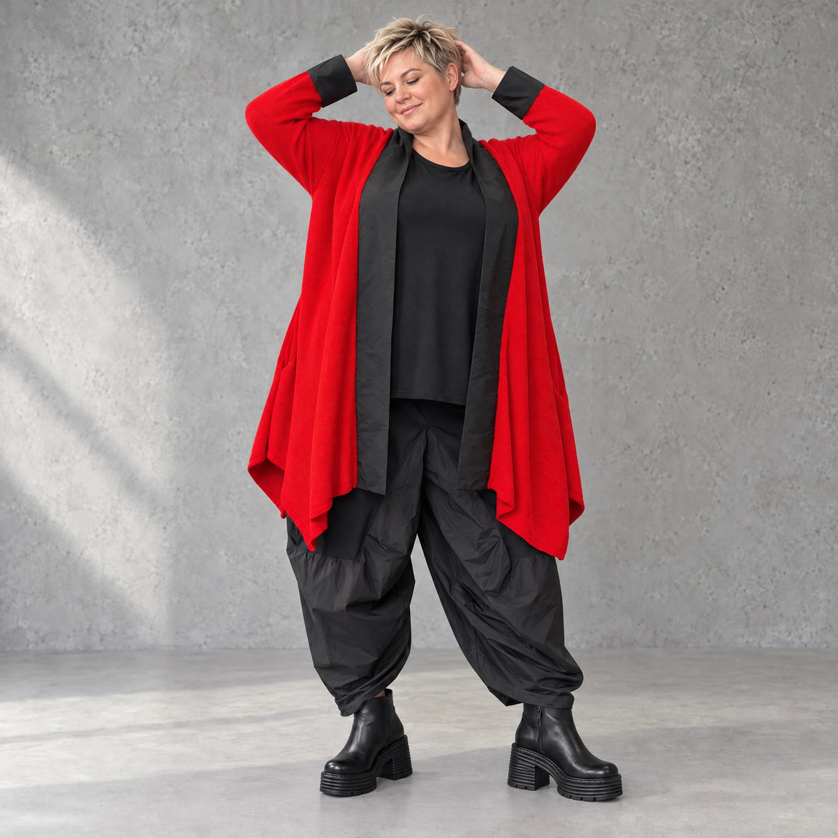 Roter Baumwollcardigan in Glockenform mit Stehkragen ohne Verschluss weich und winterlich