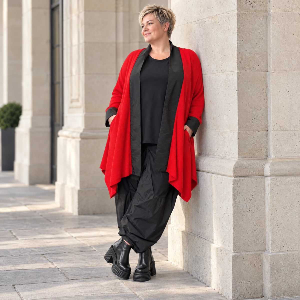 Roter Baumwollcardigan in Glockenform mit Stehkragen ohne Verschluss weich und winterlich