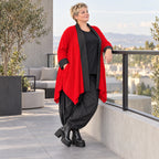 Roter Baumwollcardigan in Glockenform mit Stehkragen ohne Verschluss weich und winterlich
