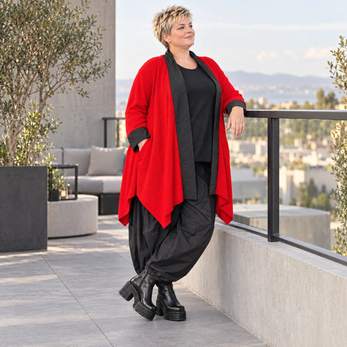 Roter Baumwollcardigan in Glockenform mit Stehkragen ohne Verschluss weich und winterlich