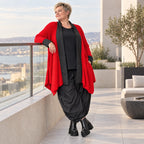 Roter Baumwollcardigan in Glockenform mit Stehkragen ohne Verschluss weich und winterlich