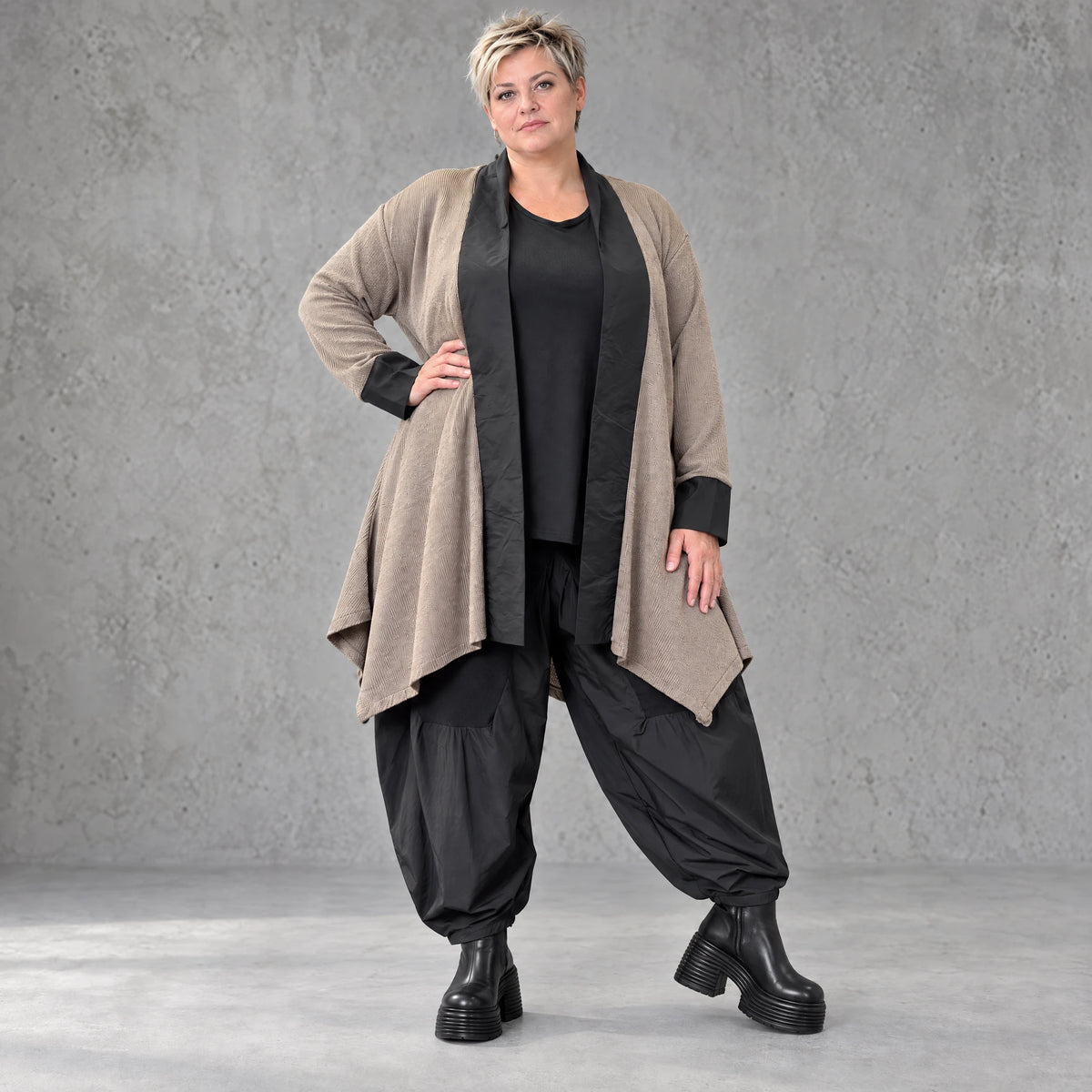 Cardigan aus Baumwolle in Taupe mit Stehkragen A-Linie und Seitentaschen offen leicht