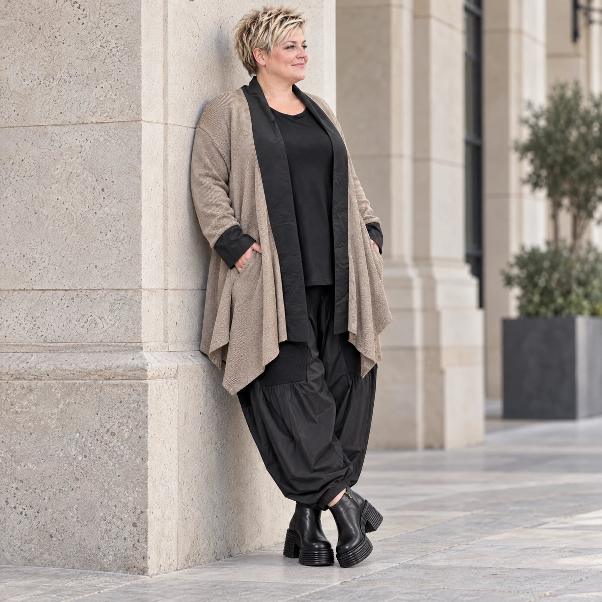 Cardigan aus Baumwolle in Taupe mit Stehkragen A-Linie und Seitentaschen offen leicht