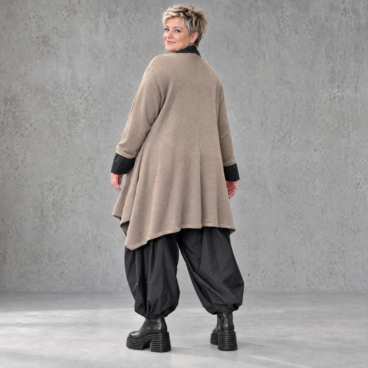 Cardigan aus Baumwolle in Taupe mit Stehkragen A-Linie und Seitentaschen offen leicht