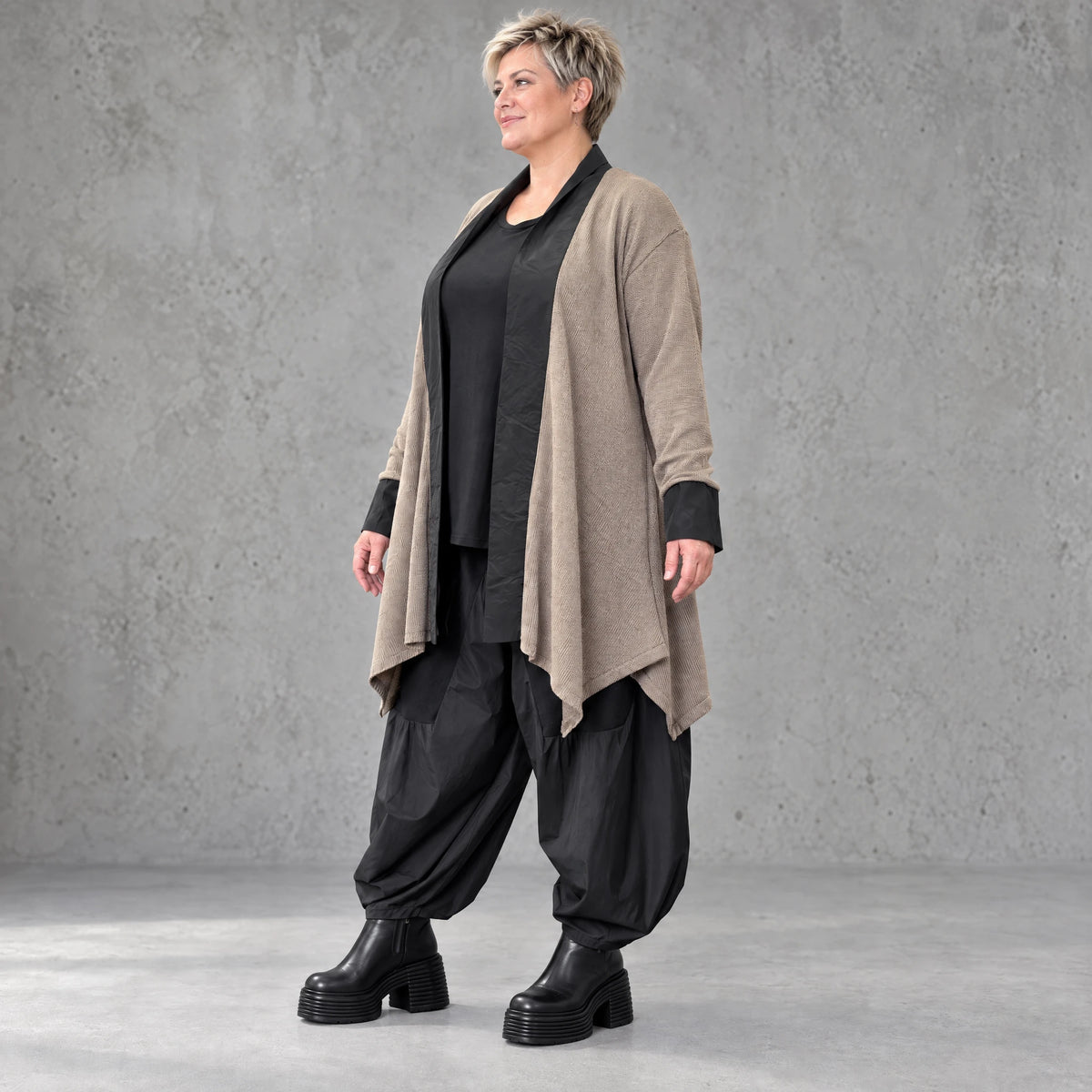 Cardigan aus Baumwolle in Taupe mit Stehkragen A-Linie und Seitentaschen offen leicht