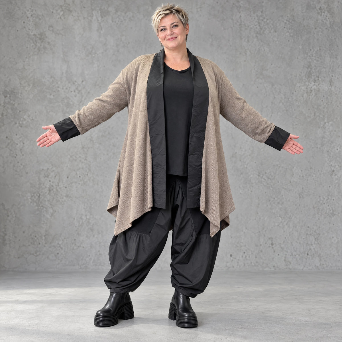 Cardigan aus Baumwolle in Taupe mit Stehkragen A-Linie und Seitentaschen offen leicht