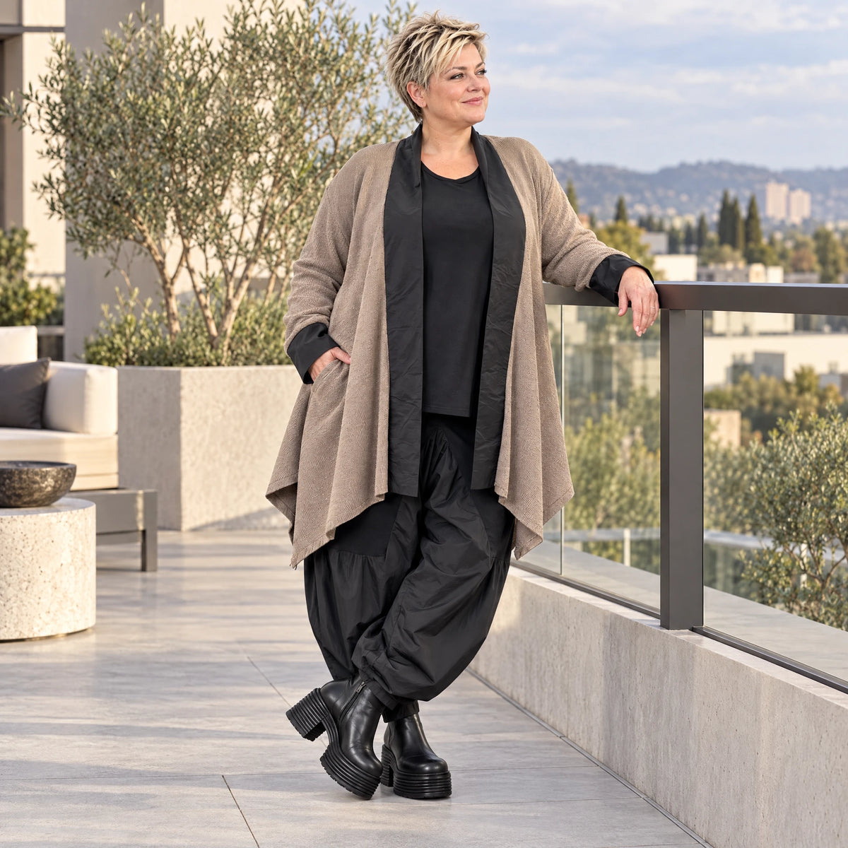 Cardigan aus Baumwolle in Taupe mit Stehkragen A-Linie und Seitentaschen offen leicht