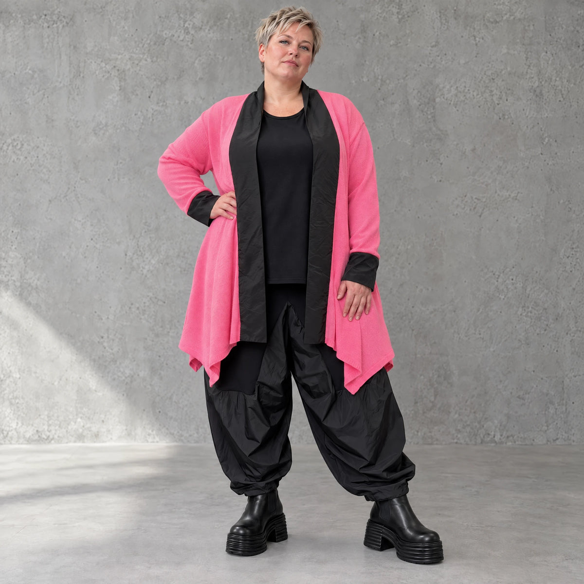 Zartpinker Strickcardigan in A-Linie mit Stehkragen langen Ärmeln und Seitennahttaschen
