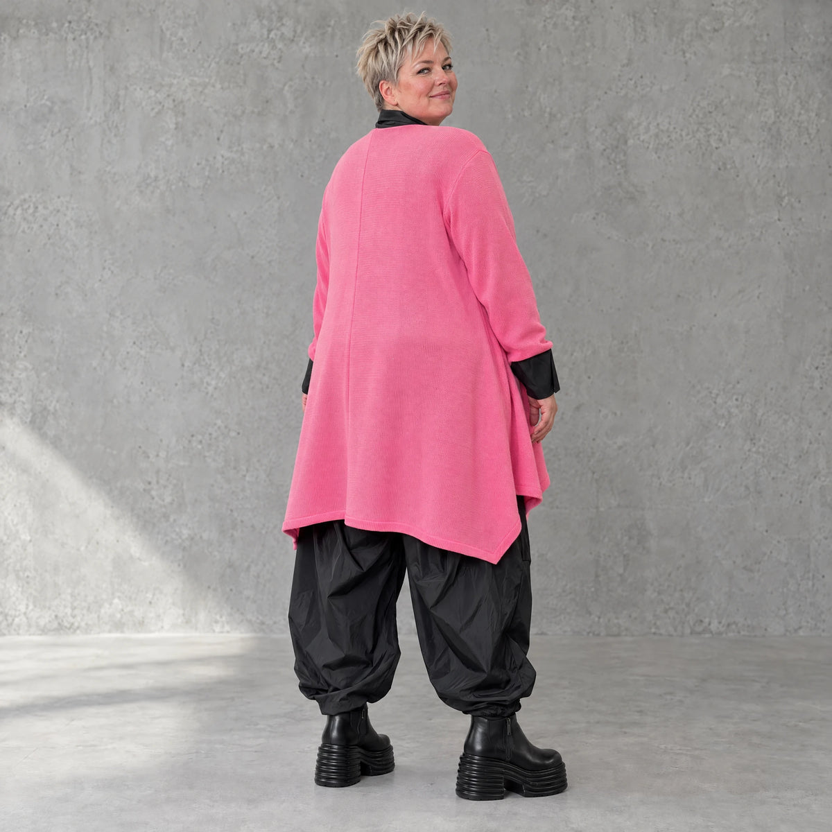Zartpinker Strickcardigan in A-Linie mit Stehkragen langen Ärmeln und Seitennahttaschen
