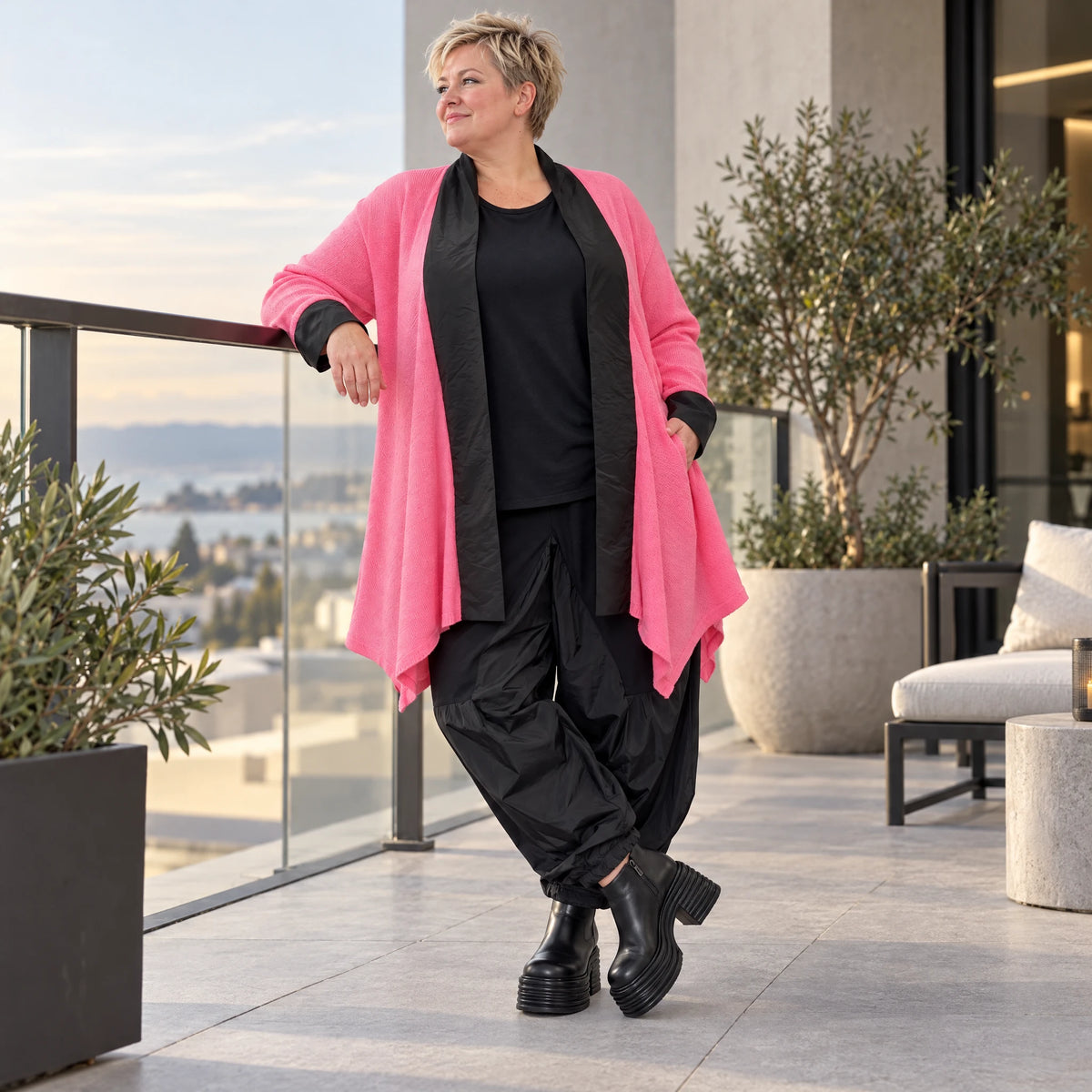 Zartpinker Strickcardigan in A-Linie mit Stehkragen langen Ärmeln und Seitennahttaschen
