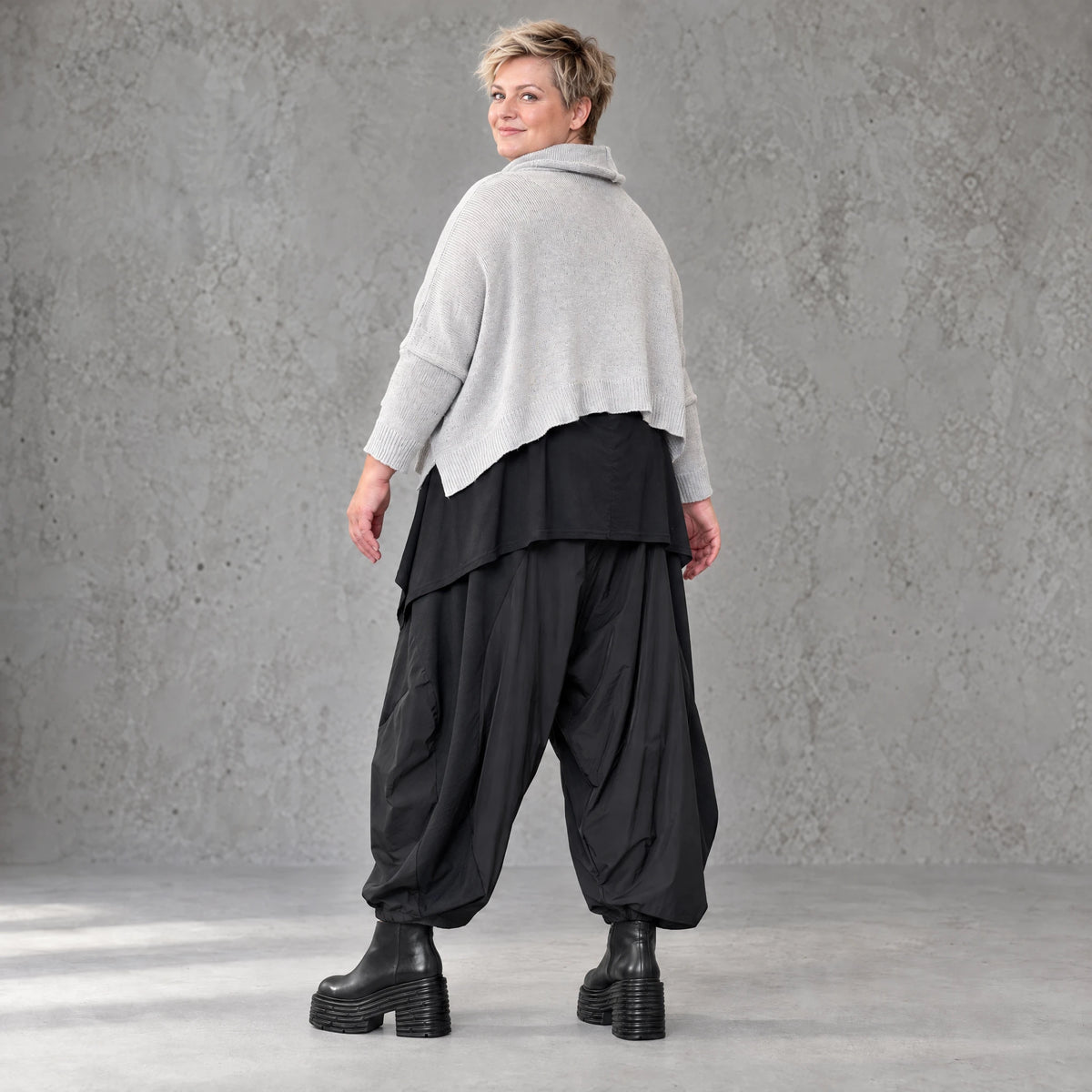 Grauer Stricküberwurf locker kastig weich warm mit Stretch zum Überziehen ohne Verschluss