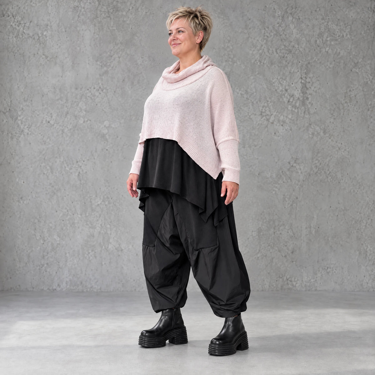 Überwurf aus Baumwollstrick in kastiger Form mit Seitenschlitzen weich und warm