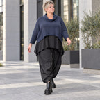 Kuscheliger Stricküberwurf in Marine mit kastigem Schnitt weich warm und vielseitig