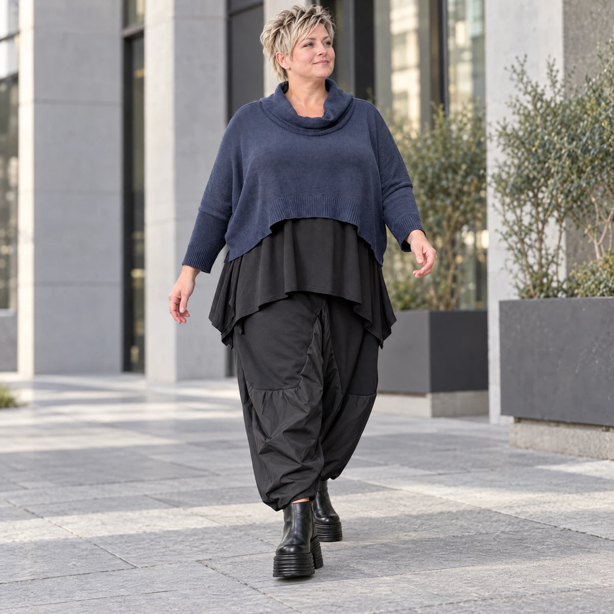 Kuscheliger Stricküberwurf in Marine mit kastigem Schnitt weich warm und vielseitig